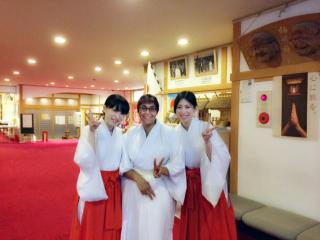 2014 Tsubaki Grand Shrine scholarship recipient Ranwa Hammamy posing with with two miko (Haruna Ota on left, Seira Ueda on right)