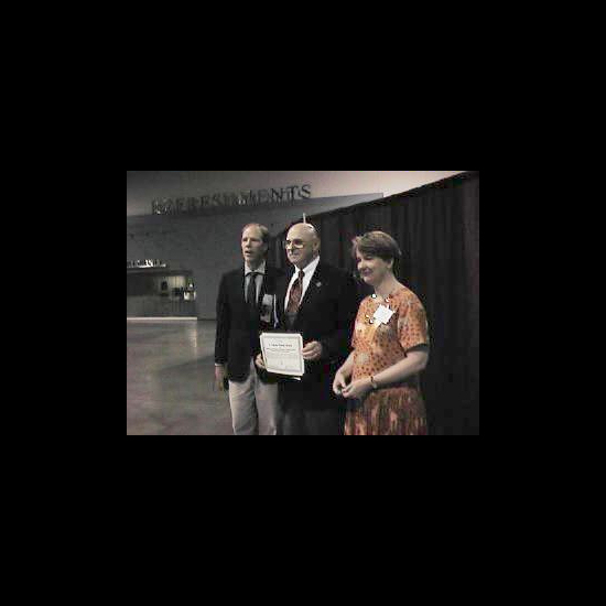 Representatives from the UU Fellowship of Hendersonville, NC, receive the O. Eugene Pickett Award from Extension Ministry Director Margaret Beard. UUA archives.