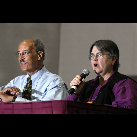 Bill Sinkford and Gini Courter (speaking) respond to participants in a workshop from their table. Photo by Nancy Pierce.