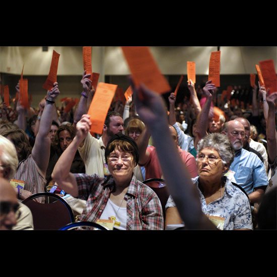 Unitarian Universalists raise their voting cards during a Plenary session. Photo by Nancy Pierce.