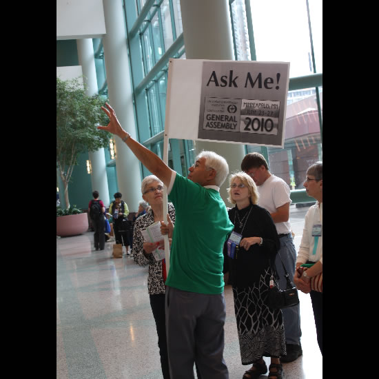 An 'Ask Me' General Assembly volunteer gives direction to some attendees. Photo by Helio Fred Garcia.