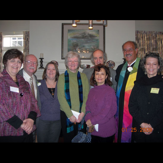 William Sinkford poses with members of the Unitarian Universalist Church of Nashua, NH. Photo by Susan Leslie/UUA.