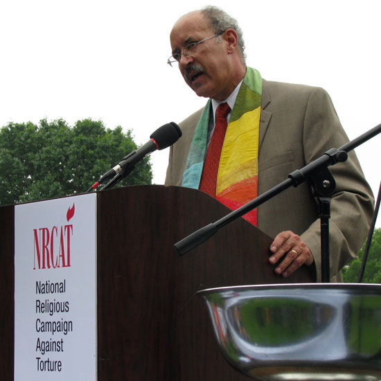 William Sinkford, speaking at a podium labeled, 'NRCAT: National Religious Campaign Against Torture.' Photo by Alex Winnett/UUA.