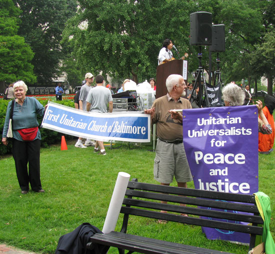 UUs hold banners reading, 'First Unitarian Church of Baltimore' and 'Unitarian Universalists fo Peace and Justice.' Photo by Alex Winnett/UUA.