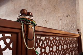 Islamic prayer beads or Subha inside the Süleymaniye Moque (Istanbul).